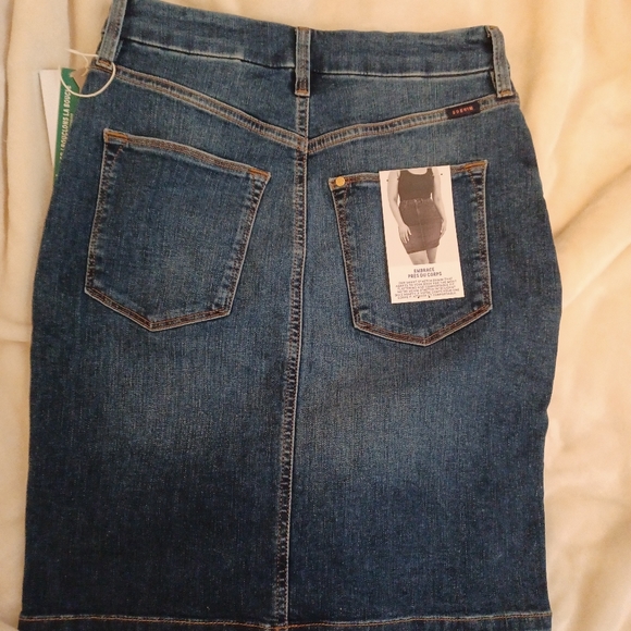 NWT H&M mini jean skirt. Denim summer mini. Stretchy size 6 short Jean skirt - Picture 3 of 3